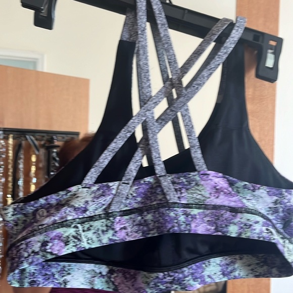 Excersice top w criss cross on the back very trendy sz S  excellent condition - Picture 1 of 3